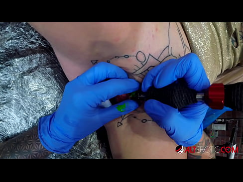 ❤️ Extreem getatoeëerde hottie Sully Savage kreeg een tatoeage op haar clitoris ❤️❌ Sex at us nl.high-pass.ru ☑